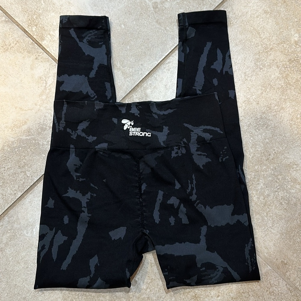 New! Bee Strong Gray Camo Scrunch Butt Seamless Workout Leggings M - Picture 4 of 6